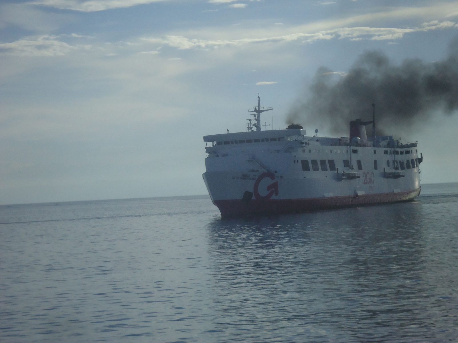 Ferry quittant Tagbilaran à Bohol pendant un voyage entre les îles des Philippines
